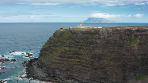 Luftaufnahme des Leuchtturms an der Spitze der Insel