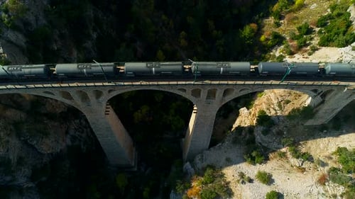 Vorbeifahrende Eisenbahnbrücke aus Stein