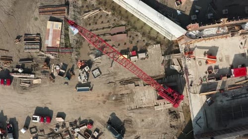 Aérea de arriba hacia abajo, grúa sobre orugas erigida en el sitio de construcción