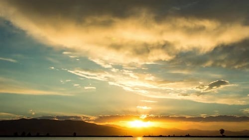 Zeitraffer des farbenfrohen Sonnenuntergangs im Sommer