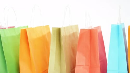 Línea de bolsas de papel de colores
