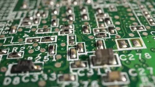 Gros plan extrême de l'électronique d'une carte de circuit imprimé verte prise avec Dolly
