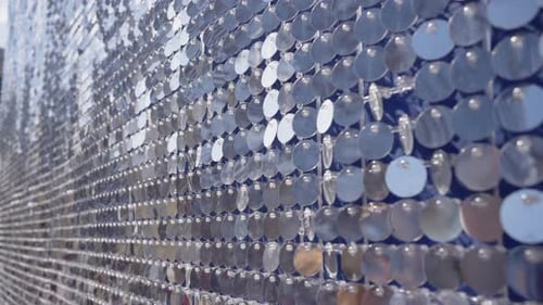 Mur de façade de bâtiment de la ville décoré de gros paillettes brillantes