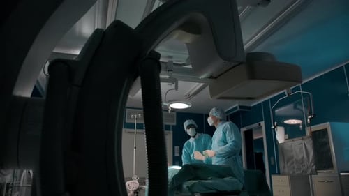 Médicos multirraciais realizando cirurgia juntos