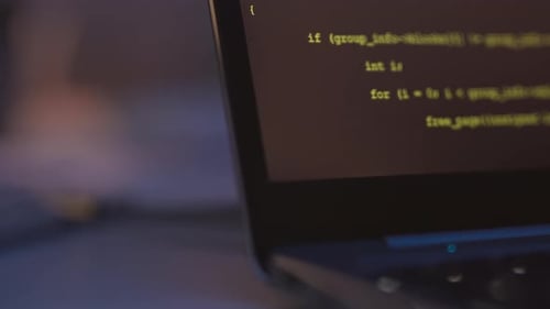 Nahaufnahme von Programmcodes auf dem Laptop-Bildschirm