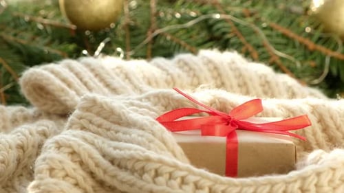 Geschenkbox auf dem Hintergrund von Weihnachten und guten Rutsch ins neue Jahr, Nahaufnahme