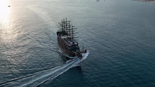 Die Piratenyacht ruft im Hafen an Aerial View 4 K Turkey Aanya
