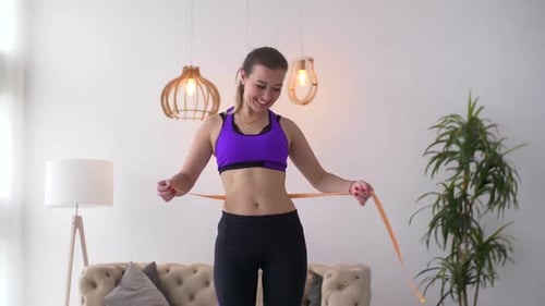 Femme vérifiant le succès du programme de perte de poids