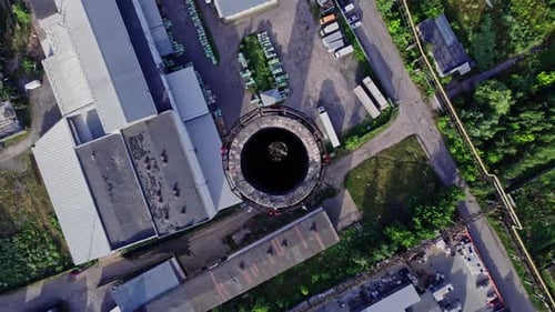 Vue aérienne du haut du grand parc logistique avec ses usines
