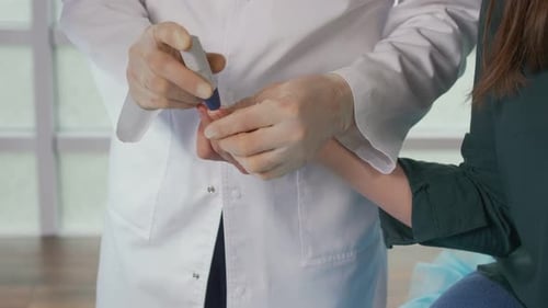 Der Arzt führt einen Blutzuckertest durch und überprüft den Blutzuckerspiegel