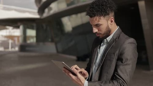 Fokussierter Geschäftsmann arbeitet mit Tablet Outdoor