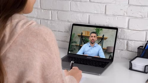 Männlicher Lehrer spricht auf dem Laptop-Bildschirm, unterrichtet per Remote-Webcam, Fernunterricht