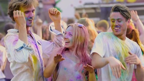 Mejores amigos disfrutando de un concierto, bailando como locos en Holi Festival, Happy Crowd