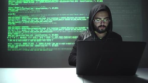 Cybersicherheitskonzept. Hacker stiehlt mit Copyspace Informationen von seinem Laptop