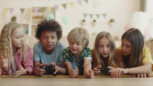 Kinder treten im Videospiel an