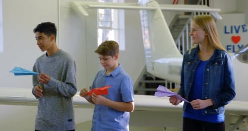 Piloto masculino entrenando niños