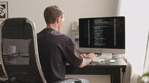 Desarrollador de software trabajando en PC desde casa