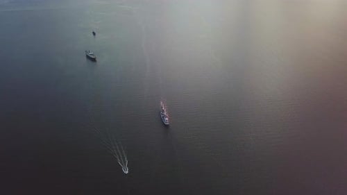 Luftaufnahme der Fregatte unter Segel im Meer
