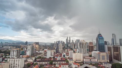 Panorama de la capitale de la Malaisie, Kuala Lumpur, pendant une tempête de pluie et des nuages orageux. Laps de temps.