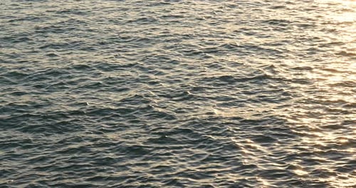 Surface océanique au coucher du soleil
