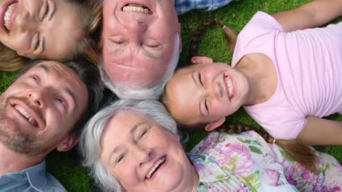 Família extensa sorrindo no jardim