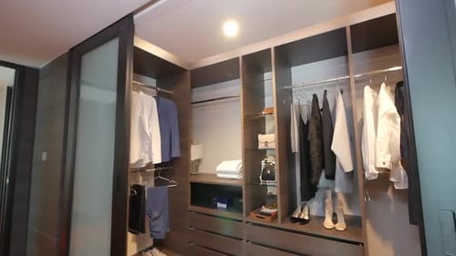 Walk-in Closet complet avec vêtements et accessoires