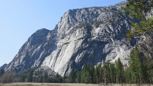 Yosemite Valley Mountains vor dem Hintergrund des High Redwood Forest in der Sierra Nevada