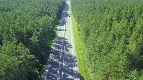 Luftbild: Flug über den Highway, im Adense-Wald gelegen. Auf der Straße vorbei an Autos und Lastwagen