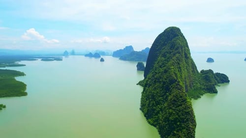 Luftaufnahme von einer Drohne über viele Inseln in der Phang Nga Bay