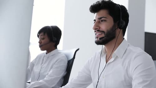 Callcenter-Betreiber. Mann mit Headset arbeitet im Contact Center