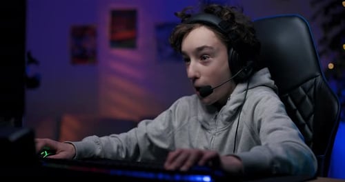 Boy Pro Gamer verbringt Zeit damit, Computerspiele zu spielen und konzentriert die Aufregung des Virtuellen zu erleben