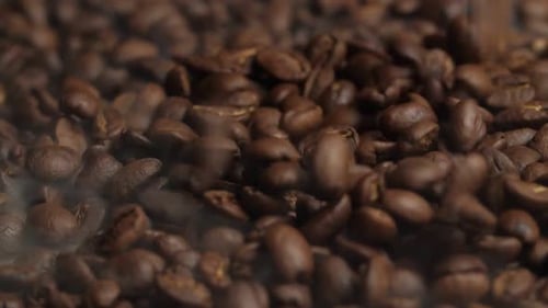 Fallende geröstete Kaffeebohnen mit