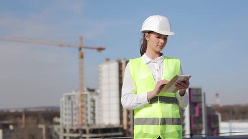 Retrato de una joven ingeniera que trabaja en la tableta