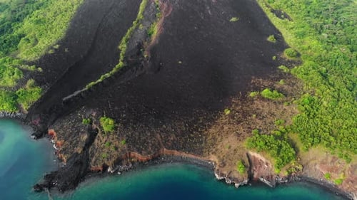 Aérea: sobrevoando fluxos ativos de lava vulcânica Gunung Api, Ilhas Banda, Maluku, Indonésia