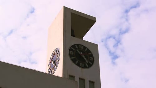 Glockenturm unter fließenden weißen Wolken