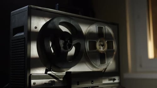 Start und Stopp der Wiedergabe Old Reel Tape Recorder spielt Magnetbandaufnahme
