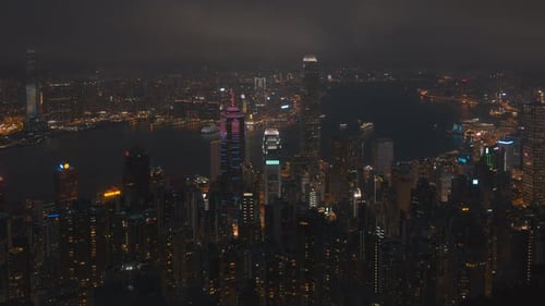 Business Tower in der Nacht der Stadt