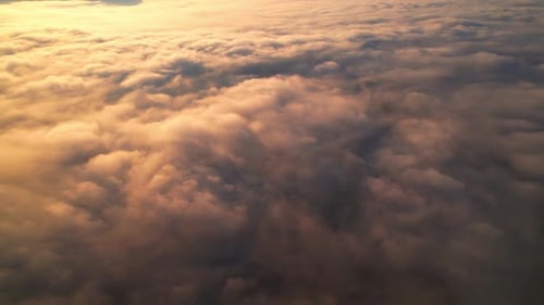 4K Luftvideo Wunderschöner Sonnenaufgang über dichten Wolken und Nebel am Morgen