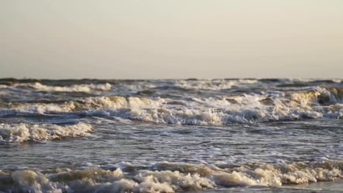 Sturm im Meer. Große schaumige Wellen krachen am Strand. Ozeanischer Hintergrund am Rand
