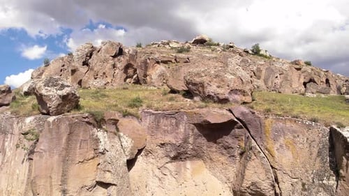 Riesige Felsen und Höhlen