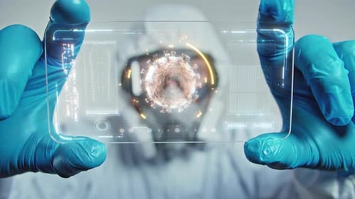 Der Virusologe hält ein transparentes Display mit 3D-animiertem rotierendem Coronavirus
