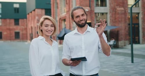 Retrato de una feliz pareja caucásica en el fondo de su nuevo hogar.