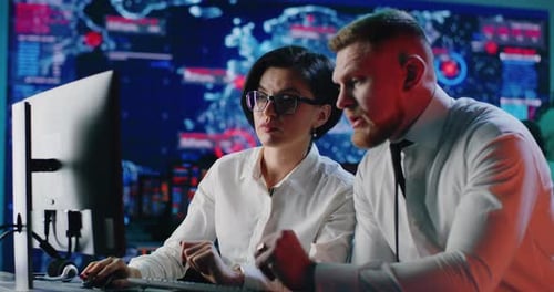 Intelligente Programmierer diskutieren Daten auf dem Computer