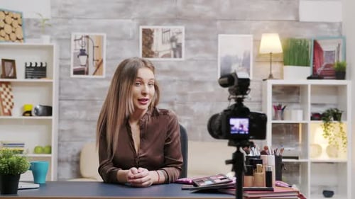 Vlogger de belleza famosa grabando un Vídeo sobre productos para el cuidado de la piel