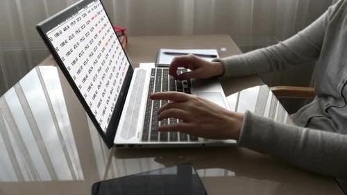 Das Mädchen, das im Home-Office arbeitet, hat Hände auf der Tastatur.