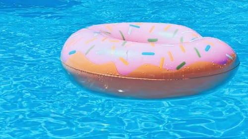 Ring Float na piscina azul