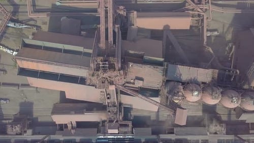 Vue aérienne. Ancienne usine. Ville polluée par l'atmosphère atmosphérique due à une usine métallurgique