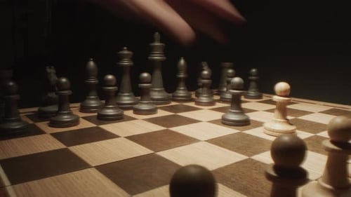 Schachspieler machen erste Züge von Bauern