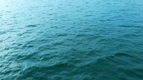 Vue aérienne 4K du déplacement d'un drone sur une mer magnifique. Survol de l'océan, haute mer. Prise de vue aérienne dynamique.