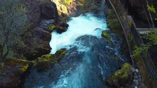 Drohnenschuss zum Kosovo Wasserfall
